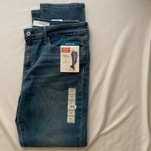 Levi’s Signature Mid Rise Slim Fit Jeans